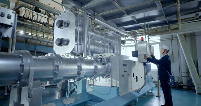 通威開創(chuàng)'好產品'年 郭異忠引領飼料行業(yè)邁向質量新紀元，工廠化養(yǎng)蝦目標100萬噸